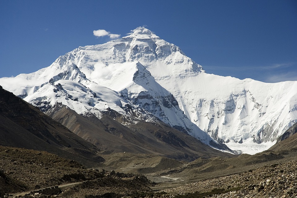 Mount Everest mountain scene